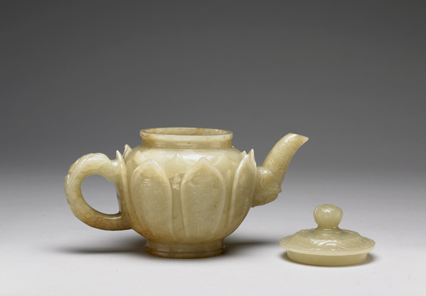 清 青玉蓮瓣壽字壺